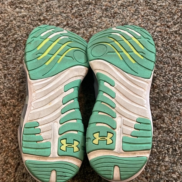 Under Armour charged running shoes - Picture 2 of 3